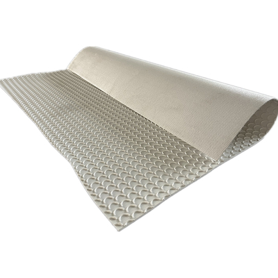 Correia transportadora de PVC com padrão antiderrapante para superfície em crescente para transporte industrial