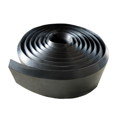 Rodapé de Borracha de Neoprene com Dureza 70 Shore A, 300% de Alongamento na Ruptura e Resistência à Tração de 2,5 ~ 6,0 Mpa