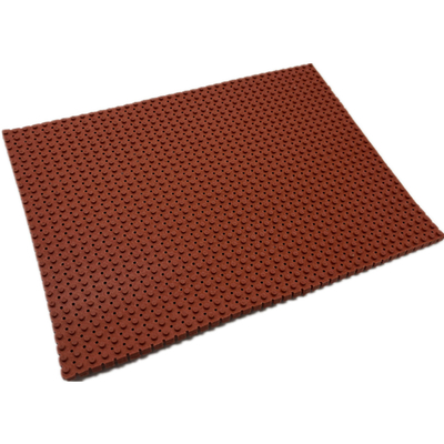 As folhas da espuma do silicone pressionam a folha da espuma da borracha de silicone para a tabela passando do vácuo